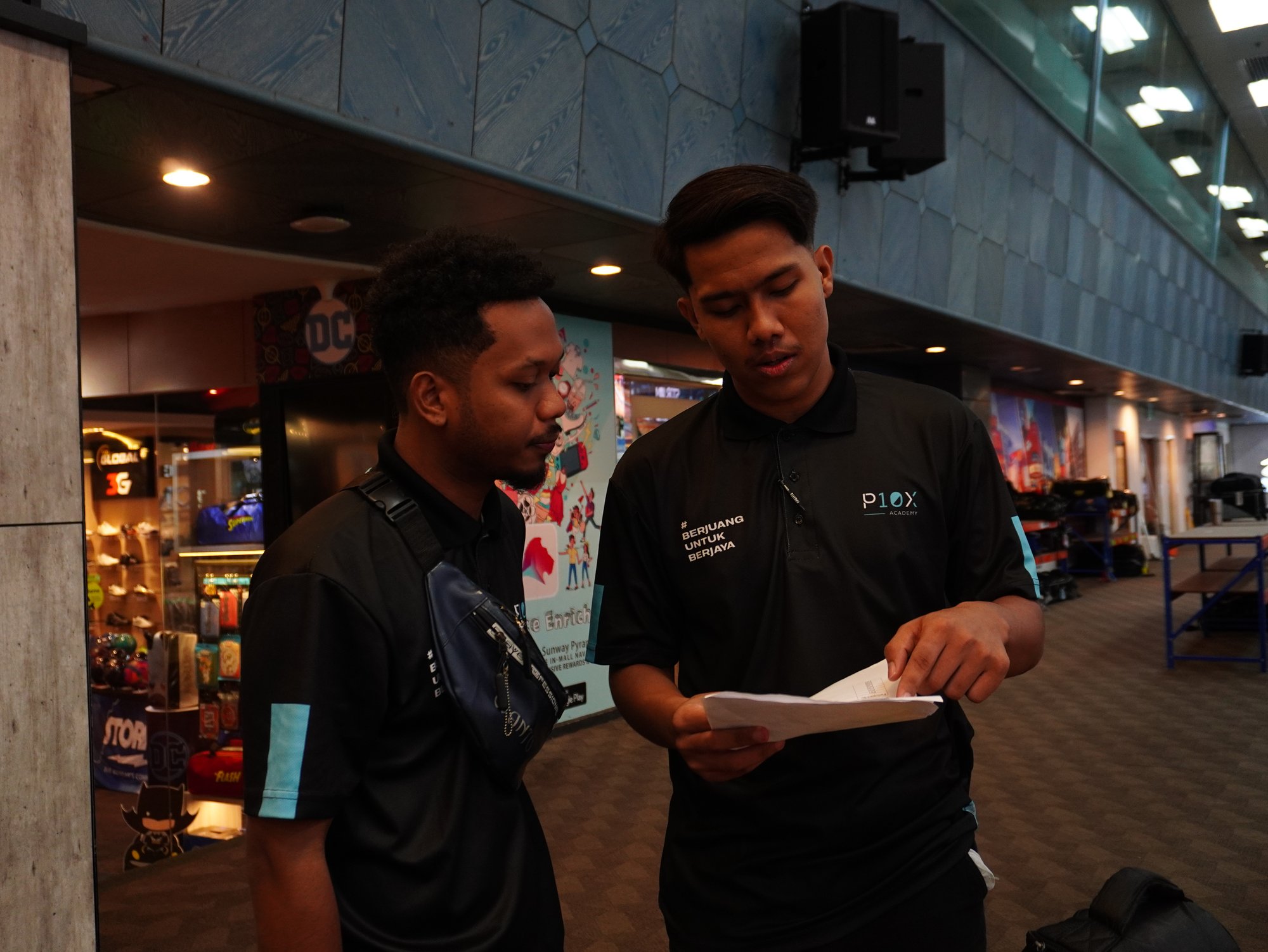 P10X Academy coach briefing a student one-on-one