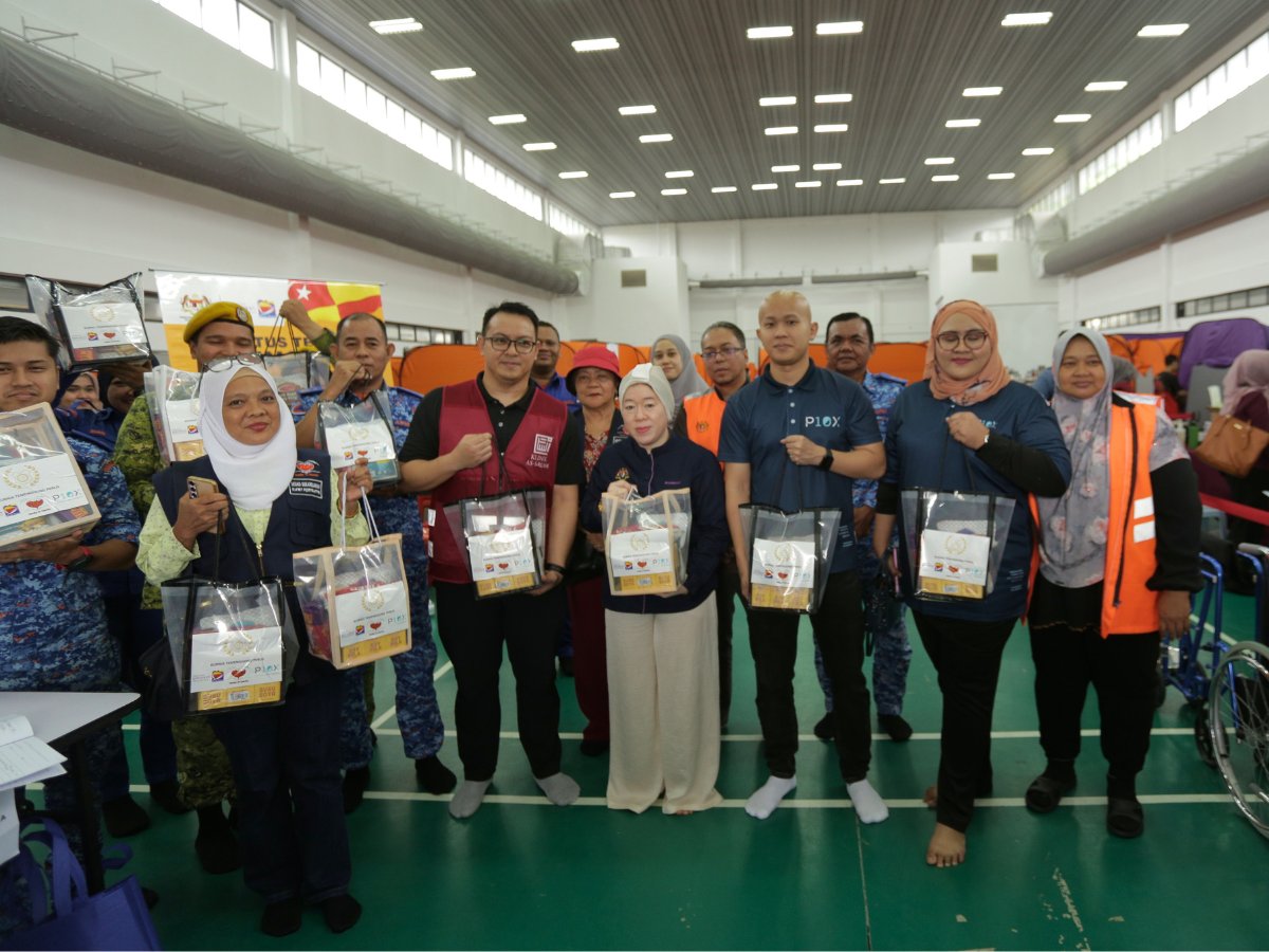 Group photo at an event hall with goodie bags