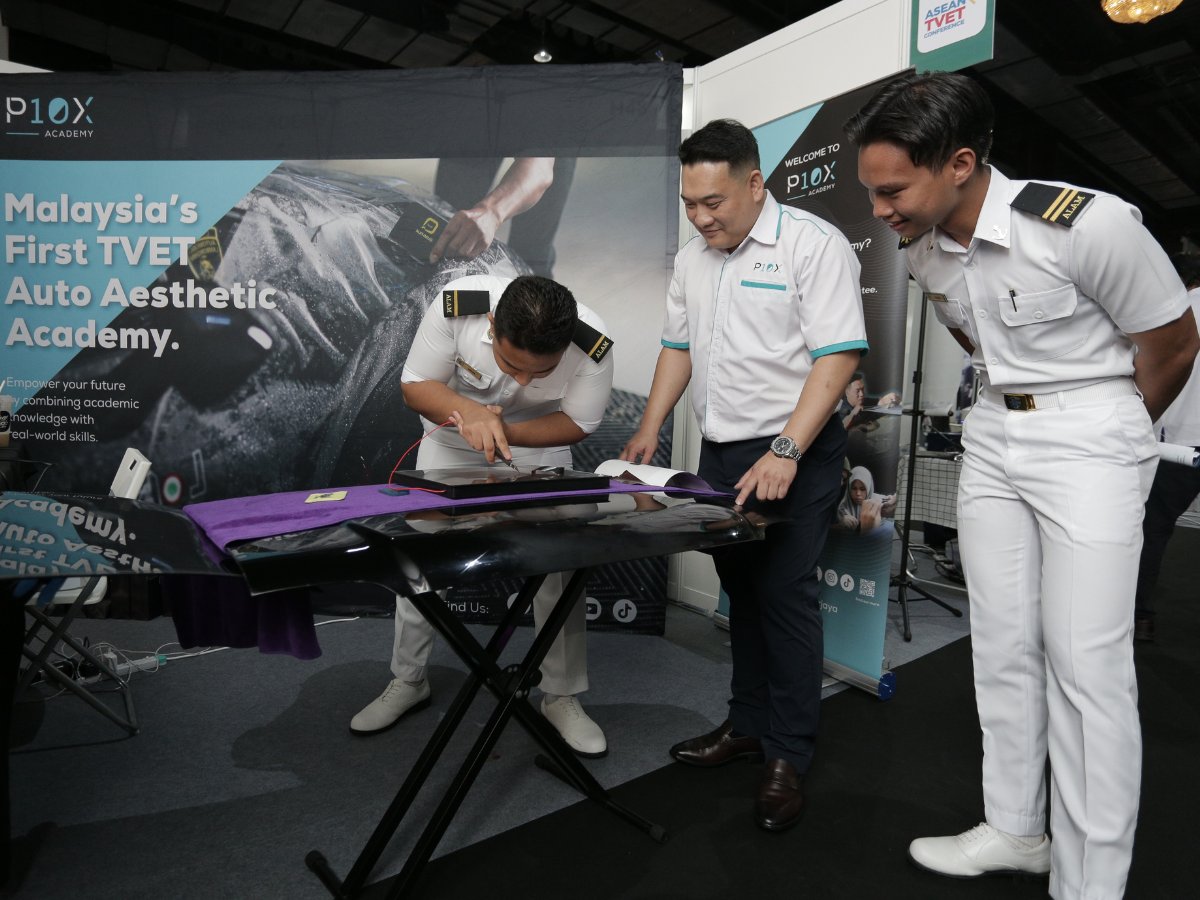 Live demo at the Malaysia's First TVET Auto Aesthetic Academy booth
