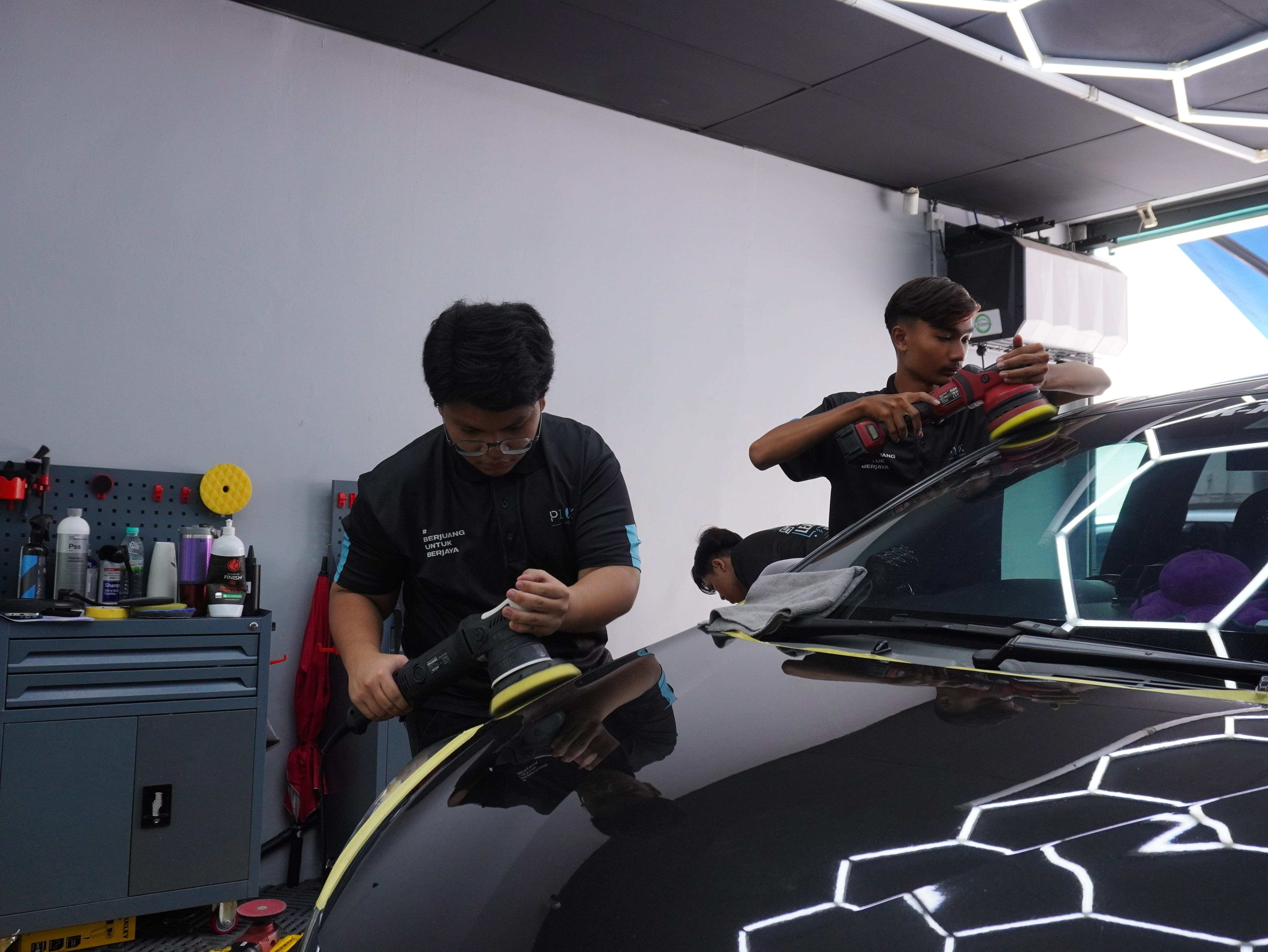 Pelajar TVET specialist P10X Academy menggilap panel badan kereta