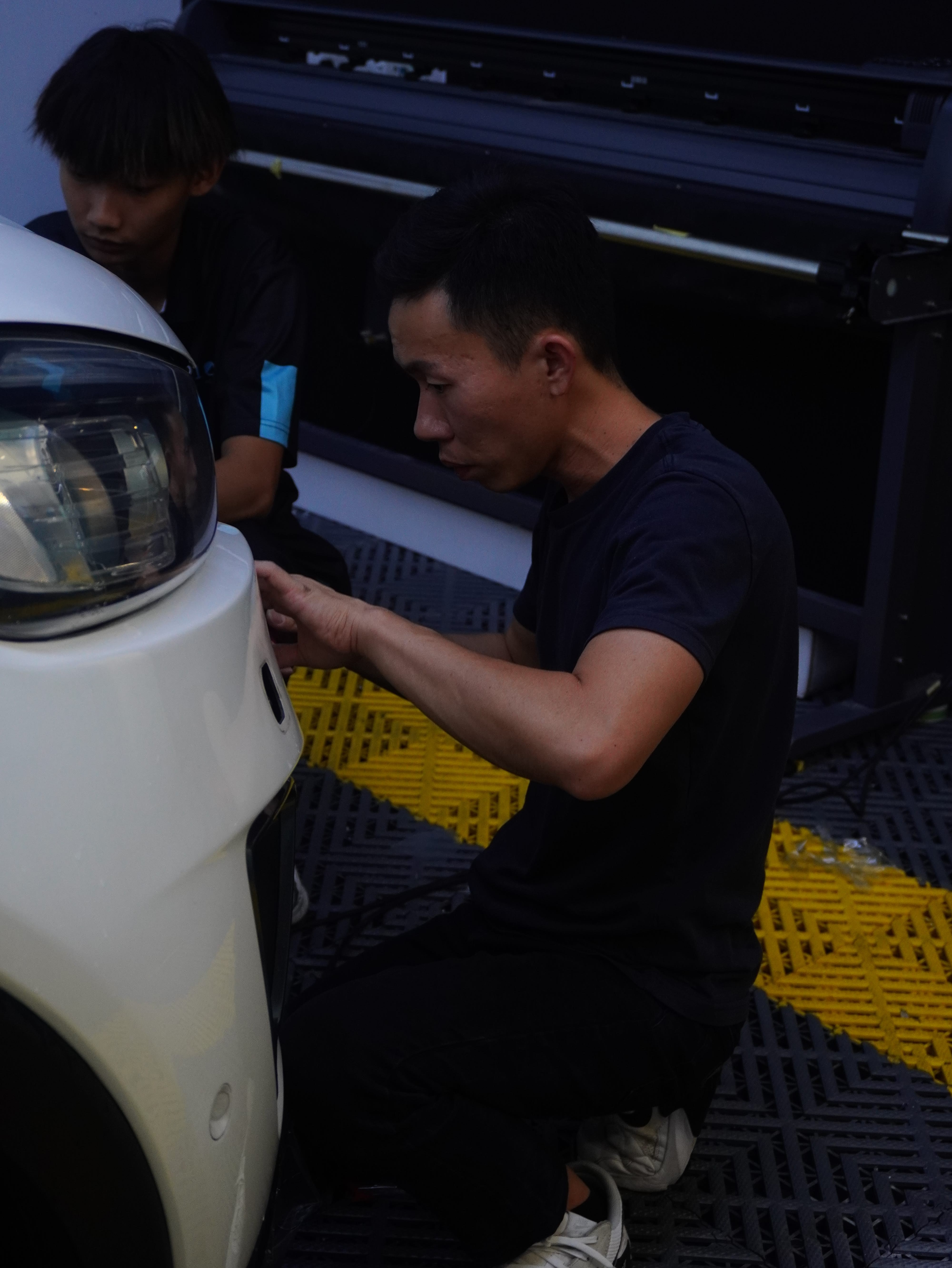 Pelajar P10X Academy menggilap panel kereta semasa kursus detailing 3 hari