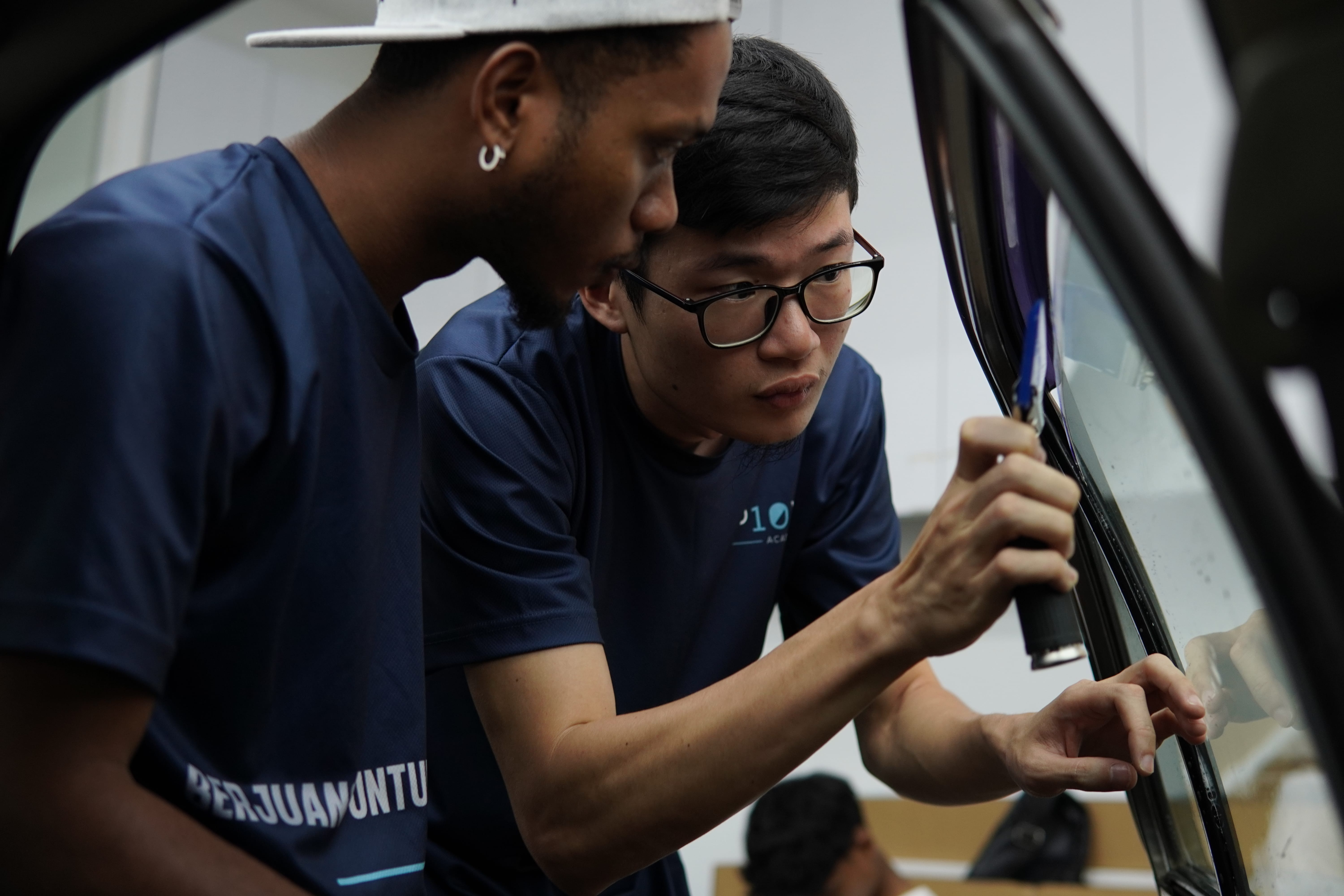 Jurulatih P10X Academy menunjukkan teknik tinted kepada pelajar