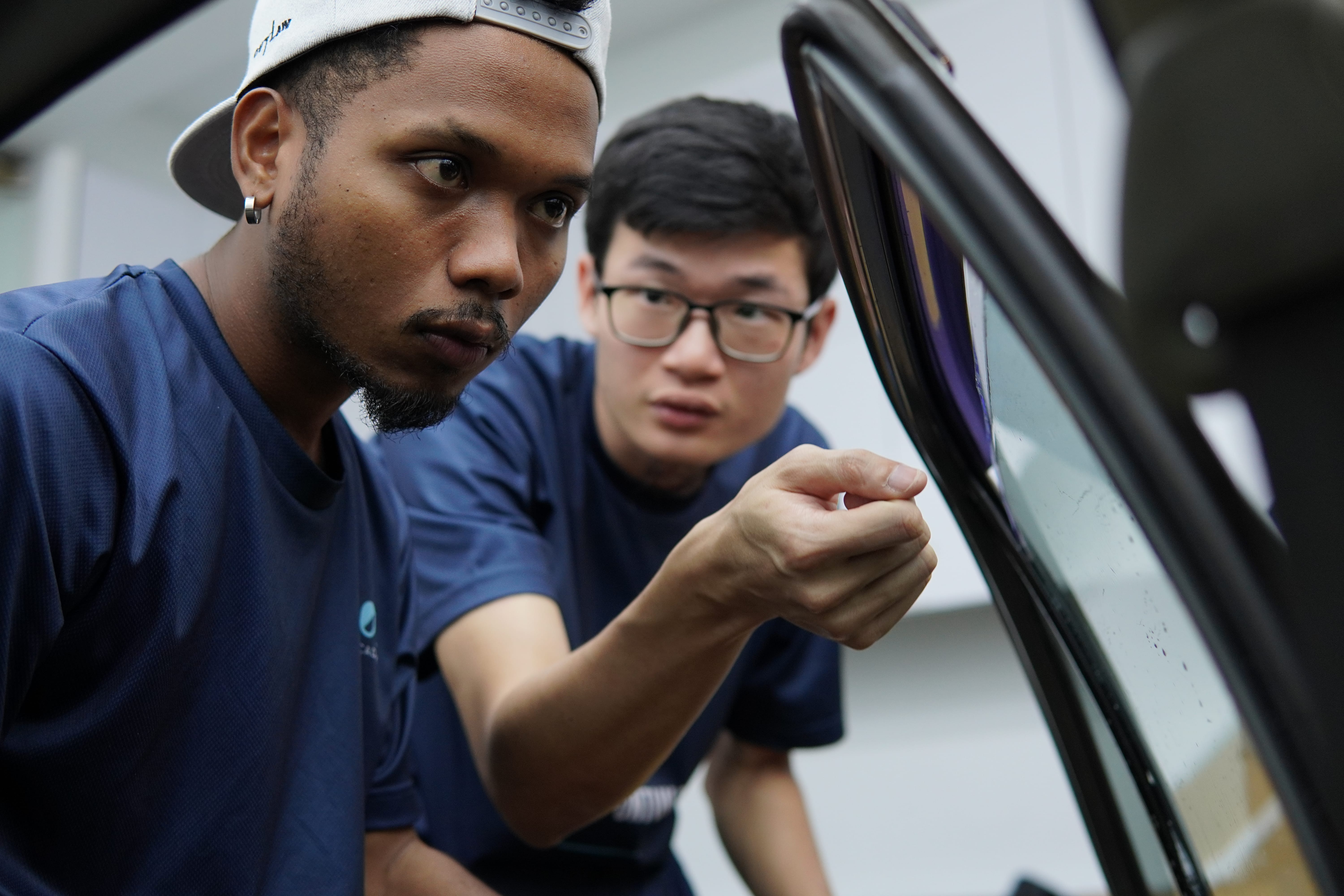 Jurulatih P10X Academy membimbing pelajar dalam kursus tinted 10 hari