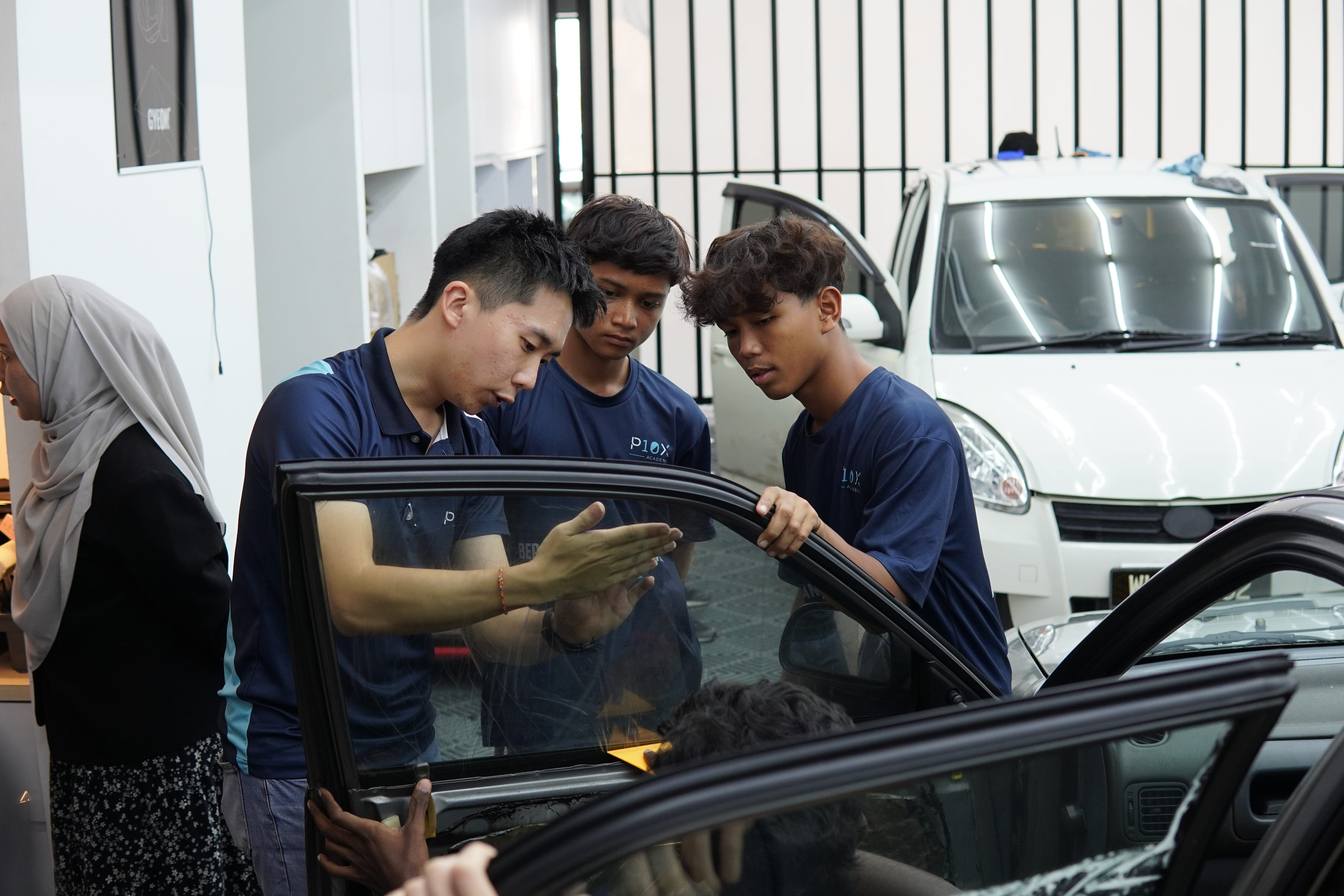 Jurulatih P10X Academy mengajar teknik penyingkiran pintu untuk pemasangan tinted
