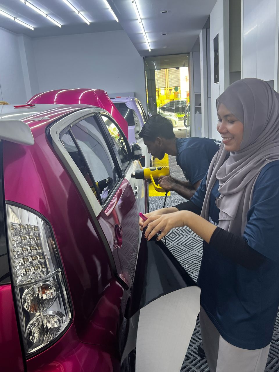 Pelajar P10X Academy menggunakan teknik heat gun dalam sesi wrapping lanjutan