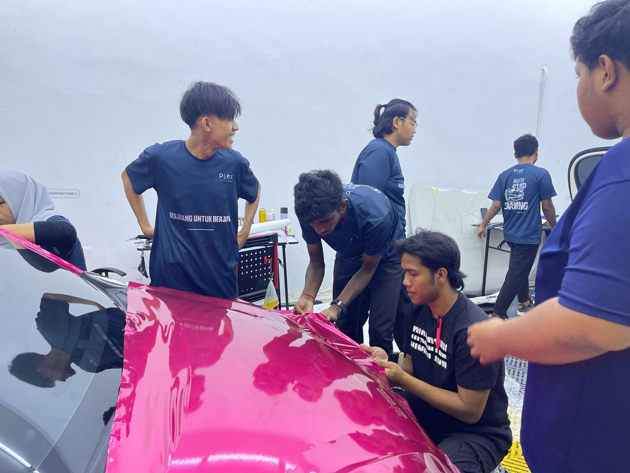Pelajar P10X Academy memasang vinyl wrap penuh pada badan kereta