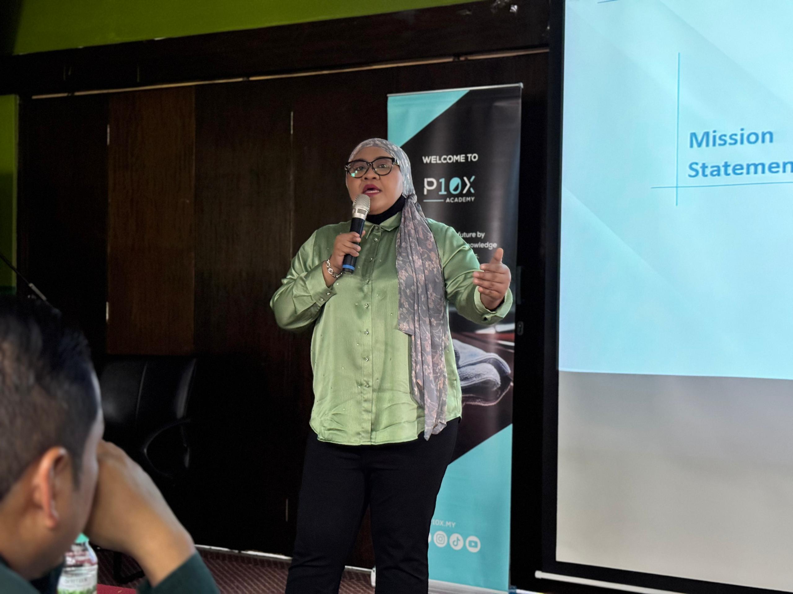 P10X Academy speaker presenting at Dialog Kaunselor JPN Selangor event