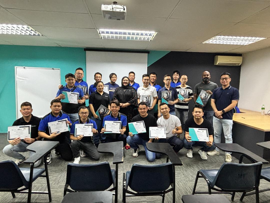 Program Latihan Madani certificate recipients group photo with P10X Academy trainer