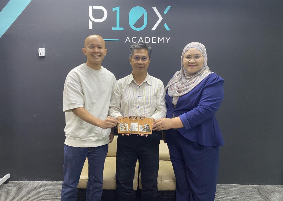 Plaque exchange ceremony at the P10X Academy Official Launch, Zenith Hotel Putrajaya, officiated by YB Steven Sim, Minister of Human Resources