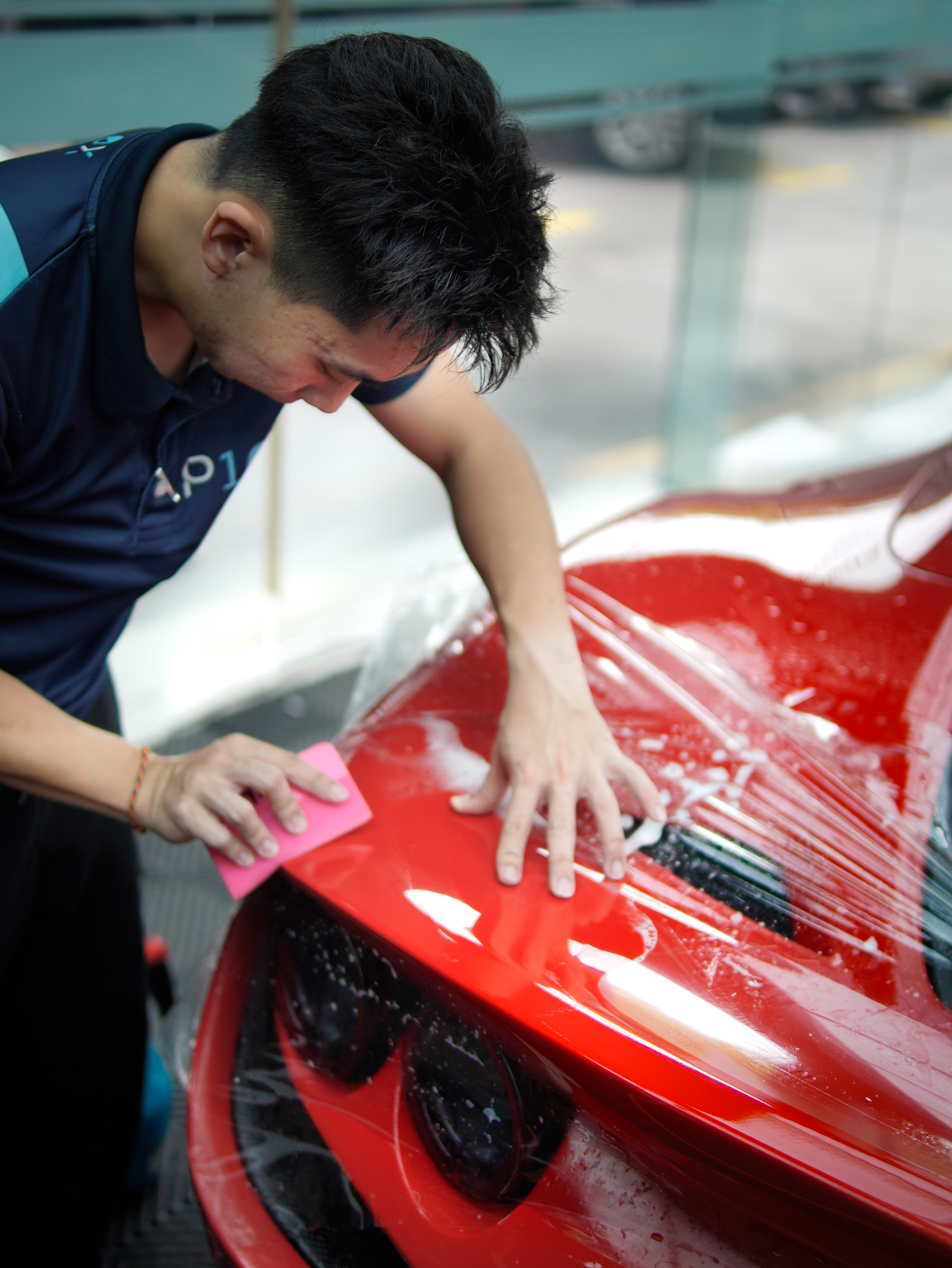 Pemasang PPF bekerja pada panel pintu kereta