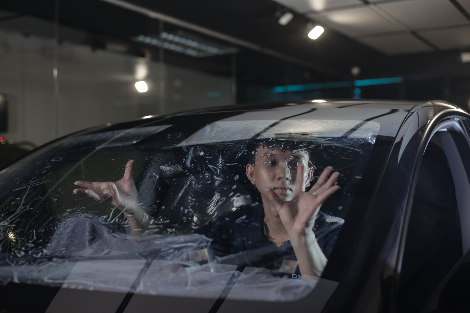 Latihan pemasangan tinted cermin di P10X Academy